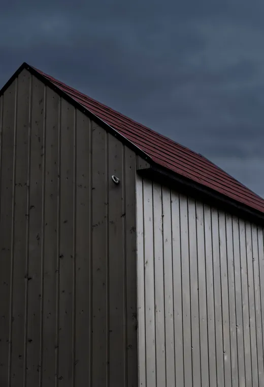 Abri en bois et sa couverture