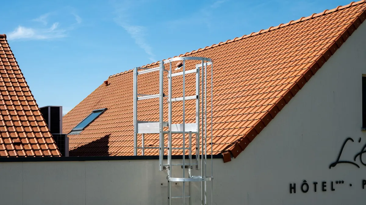 Échelle de Toiture : Comment la Choisir et l'Utiliser en Sécurité en 2026