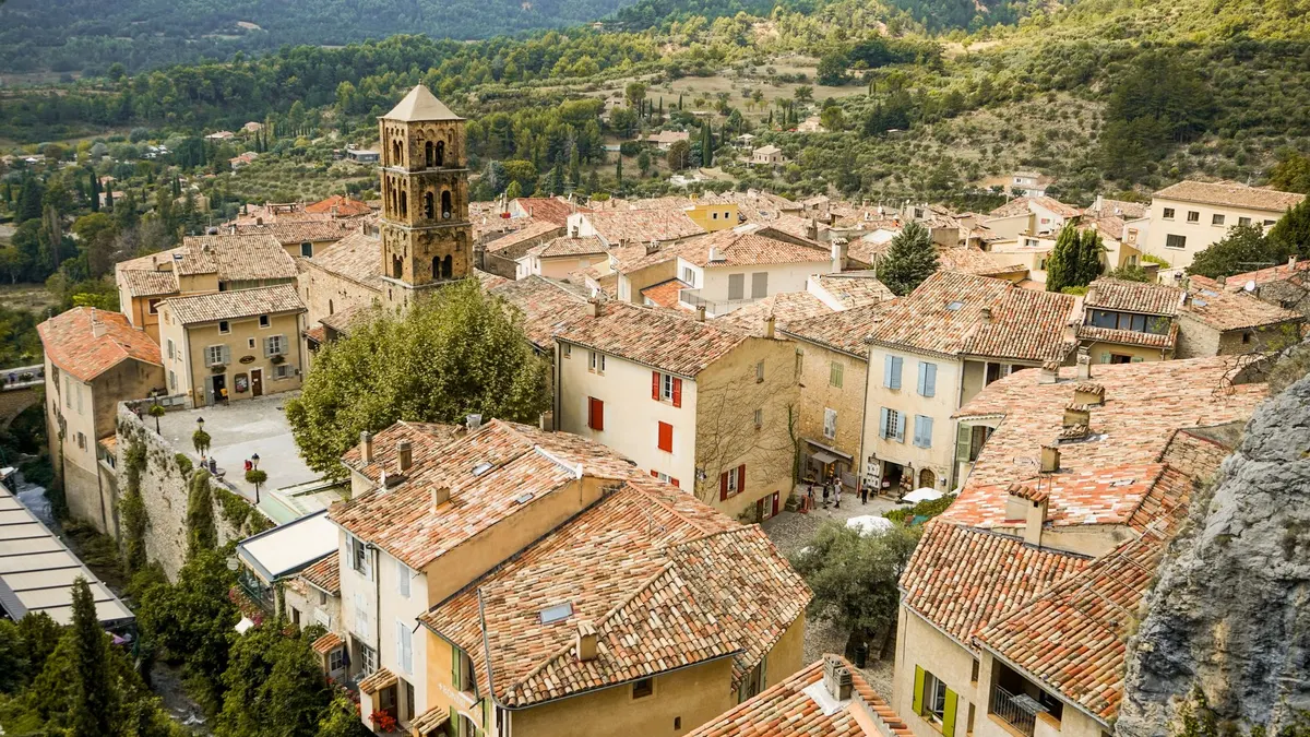 Toiture 06 Valbonne : Réglementation, Prix et Choix du Couvreur en 2026